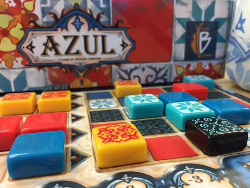 Vista de las piezas colocadas en el tablero del juego de mesa Azul