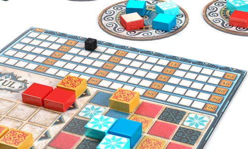 Una vista de las piezas colocadas en el tablero del juego de mesa Azul