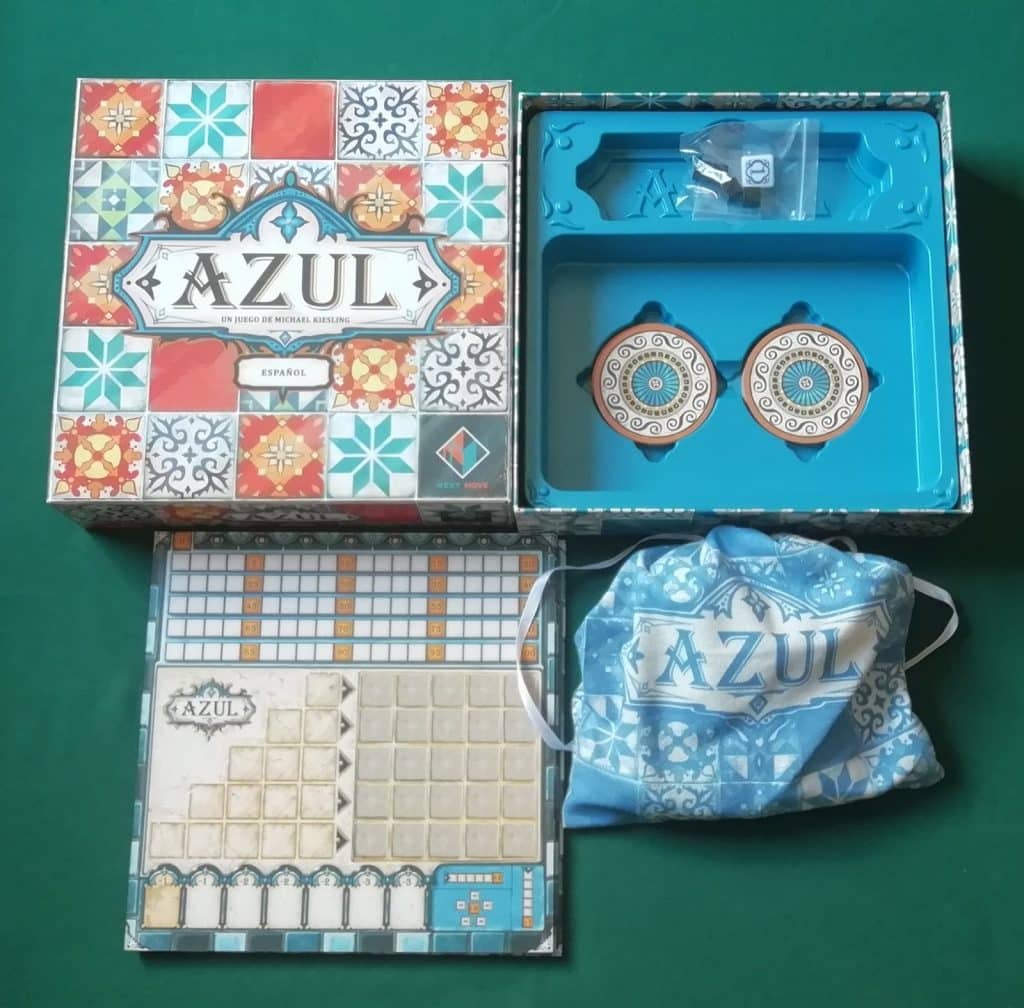 La caja del juego de mesa Azul abierta con su tablero y bolsa para guardar las fichas